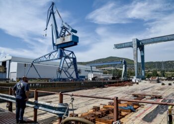 Ναυπηγεία Ελευσίνας: Αντί για «αναγέννηση»… στάχτες και μαζικές απολύσεις