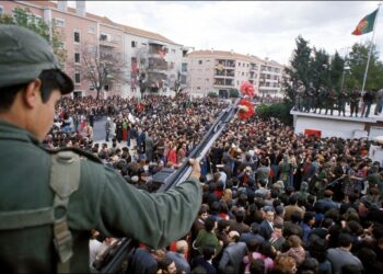 50 χρόνια από την Επανάσταση των Γαριφάλων: Το χαρμόσυνο και θλιμμένο φάδο της ανατροπής