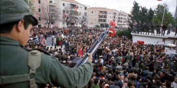 50 χρόνια από την Επανάσταση των Γαριφάλων: Το χαρμόσυνο και θλιμμένο φάδο της ανατροπής