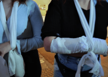 Βίαιη αστυνομική επίθεση με γκλοπ, ασπίδες και χημικά σε φεμινιστική διαμαρτυρία (βίντεο)