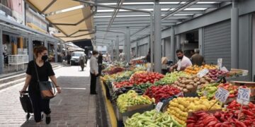 Πληθωρισμός: Συνεχίζονται οι ανατιμήσεις, με κάπως μικρότερο ρυθμό