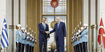 Σκυλοκαβγάς για τα «εθνικά», πλήρης συμφωνία στα ταξικά