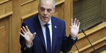 Ελληνική Λύση:  Απ’ έξω με τον λαό,  από μέσα  με το κεφάλαιο