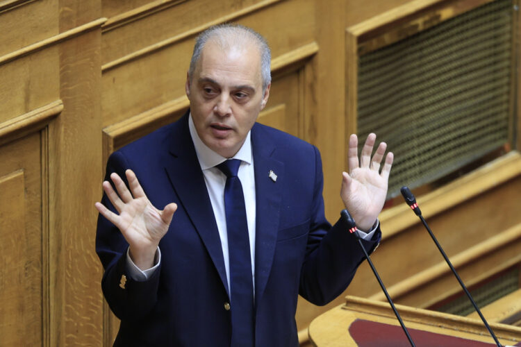 Ελληνική Λύση:  Απ’ έξω με τον λαό,  από μέσα  με το κεφάλαιο