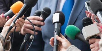 ΜΜΕ: Η κυβέρνηση… επιβραβεύει τους δημοσιογράφους στα κρατικά μέσα με αύξηση 1 ευρώ στα κουπόνια!