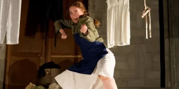 «Ένας βράχος είναι καλύτερος από έναν θρόνο»: Μια σκηνική σύνθεση στο Θέατρο ΠΛΥΦΑ