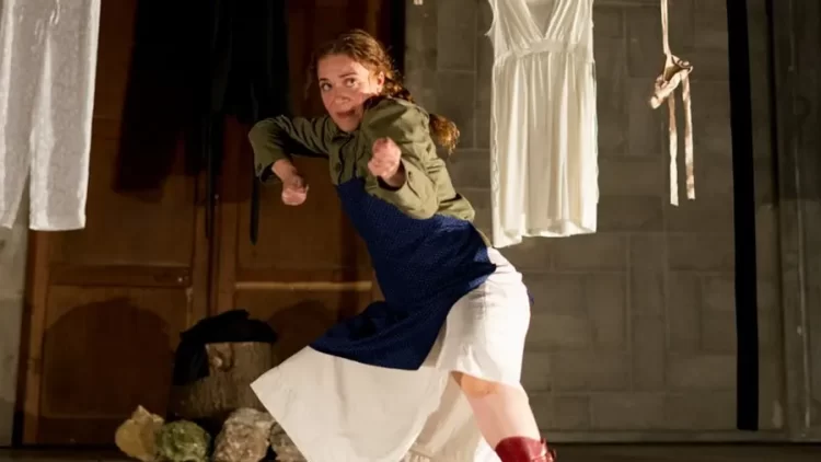 «Ένας βράχος είναι καλύτερος από έναν θρόνο»: Μια σκηνική σύνθεση στο Θέατρο ΠΛΥΦΑ