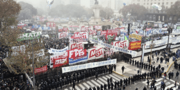 Σκληρές μάχες ενάντια στο νέο μνημόνιο της Αργεντινής, που πέρασε χθες οριακά από τη Γερουσία ο Χαβιέρ Μιλέι (φωτό)