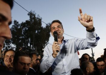 ΝΔ: Νέα εκβιαστικά διλήμματα για να συγκρατήσει τη μεγάλη φθορά