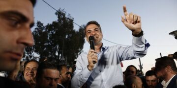 ΝΔ: Νέα εκβιαστικά διλήμματα για να συγκρατήσει τη μεγάλη φθορά