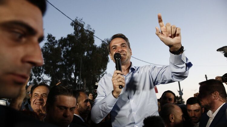 ΝΔ: Νέα εκβιαστικά διλήμματα για να συγκρατήσει τη μεγάλη φθορά