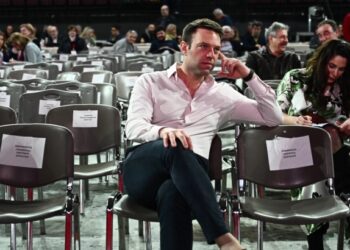 ΣΥΡΙΖΑ: Ξηλώνουν το πουλόβερ Κασσελάκη, ανοιχτή σύγκρουση με Τσίπρα