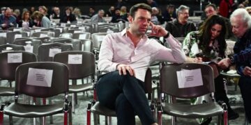 ΣΥΡΙΖΑ: Ξηλώνουν το πουλόβερ Κασσελάκη, ανοιχτή σύγκρουση με Τσίπρα