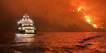 Φωτιά στην Ύδρα: «Μούτσοι» και ολιγάρχες από το Καζακστάν