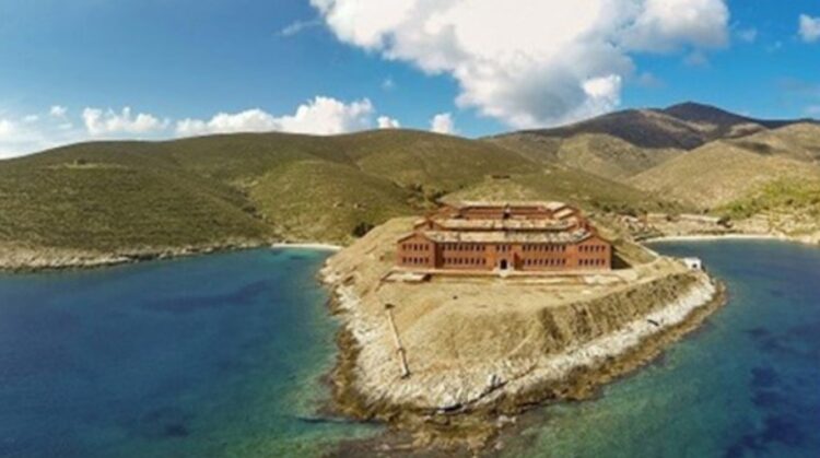 Τι σημαίνει για έναν τόπο όπως η Γυάρος να αποκτήσει «νέα ζωή»;