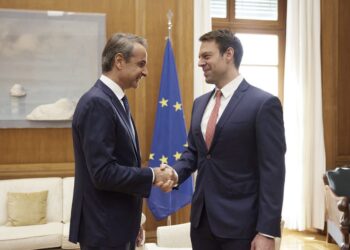 Μεταπολιτική λασπομαχία για τα «αδιευκρίνιστα» και η μπάλα στην εξέδρα 
