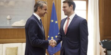 Μεταπολιτική λασπομαχία για τα «αδιευκρίνιστα» και η μπάλα στην εξέδρα 