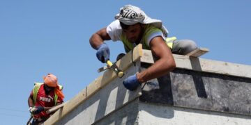 Καύσωνας: «Ευχολόγια» και ανύπαρκτοι έλεγχοι σε χώρους δουλειάς