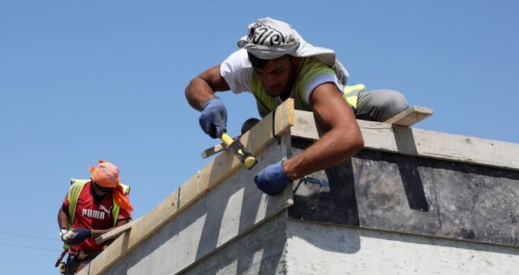 Καύσωνας: «Ευχολόγια» και ανύπαρκτοι έλεγχοι σε χώρους δουλειάς