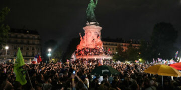 Γαλλία: Η Ακροδεξιά προ των πυλών της κυβέρνησης, χιλιάδες στους δρόμους