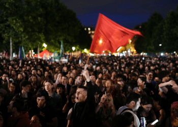 Εργατικό «βαθύ κόκκινο» κόντρα στο αστικό μαύρο