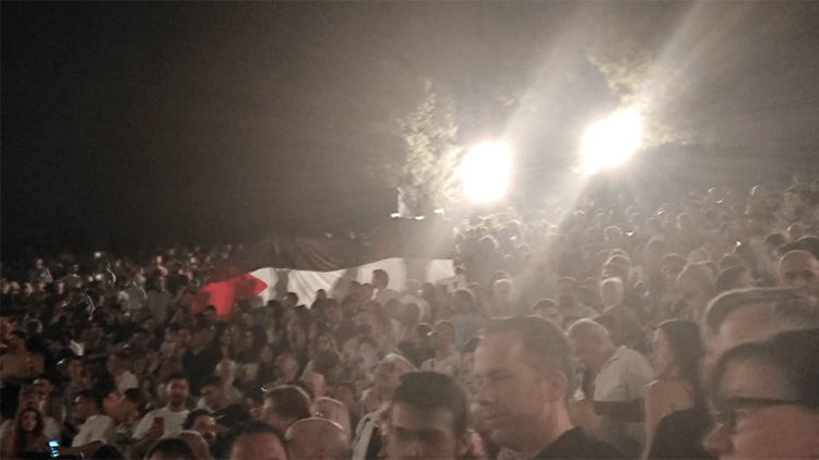 Χιλιάδες θεατές στην Επίδαυρο φώναξαν: «Λευτεριά στην Παλαιστίνη»