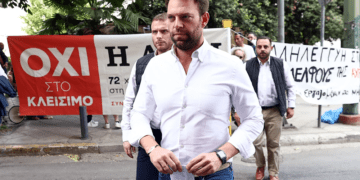 Ο ΣΥΡΙΖΑ εκβιάζει,  οι εργαζόμενοι επιμένουν