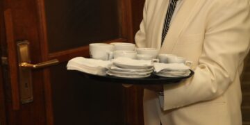 Τουρισμός: Αυξήσεις – ψίχουλα στη νέα ΣΣΕ στα καταλύματα, παρά τα κέρδη-ρεκόρ 20,5 δισ. το 2023