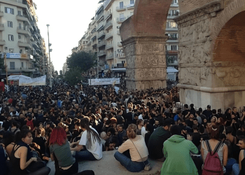 Κυβέρνηση σε κλοιό οργής και διαδηλωτών