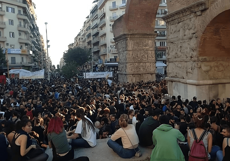 Κυβέρνηση σε κλοιό οργής και διαδηλωτών