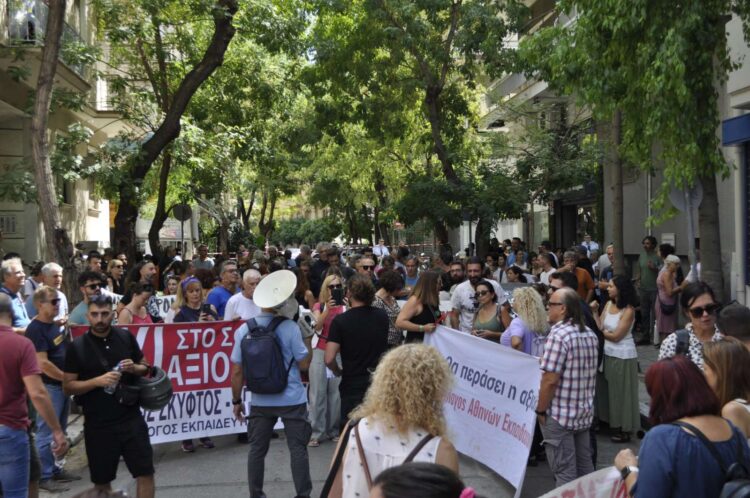 Με κλομπ και χημικά η έναρξη της σχολικής χρονιάς