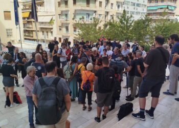 Υπόθεση SLAPP: Μαζική συγκέντρωση αλληλεγγύης στη δημοσιογράφο Σταυρούλα Πουλημένη