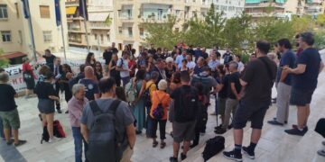 Υπόθεση SLAPP: Μαζική συγκέντρωση αλληλεγγύης στη δημοσιογράφο Σταυρούλα Πουλημένη