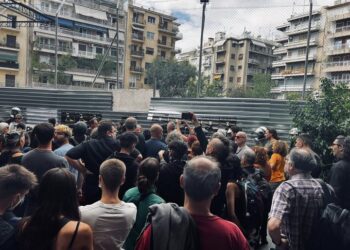 Εξάρχεια: Μαζική και δυναμική συγκέντρωση διαμαρτυρίας μπροστά στις λαμαρίνες του εργοταξίου