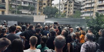 Εξάρχεια: Μαζική και δυναμική συγκέντρωση διαμαρτυρίας μπροστά στις λαμαρίνες του εργοταξίου