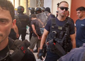 Πολυτεχνείο: «Βραδιά του ερευνητή» με ΜΑΤ, ξύλο και 11 συλλήψεις ερευνητών! (βίντεο) – Συγκέντρωση το Σάββατο στις 12 στην Ευελπίδων