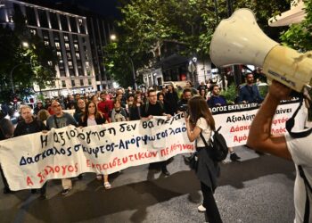 Δυναμική πορεία σωματείων της εκπαίδευσης ενάντια στις συγχωνεύσεις, για μόνιμους διορισμούς και αυξήσεις μισθών