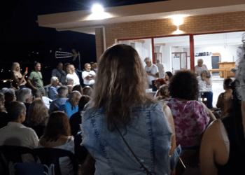Λαγονήσι: Μαζική συνέλευση και συγκέντρωση έξω από το ξενοδοχείο “Grand Resort” για τη σωτηρία της παραλίας