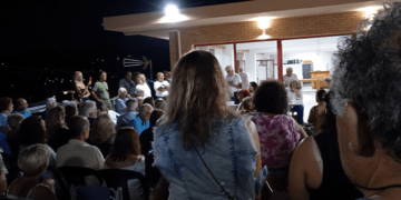 Λαγονήσι: Μαζική συνέλευση και συγκέντρωση έξω από το ξενοδοχείο “Grand Resort” για τη σωτηρία της παραλίας