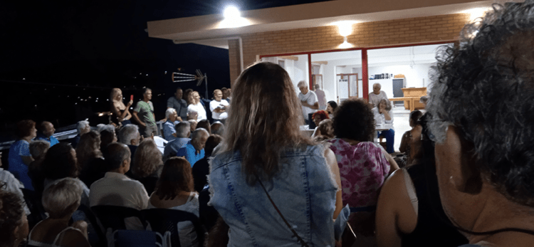 Λαγονήσι: Μαζική συνέλευση και συγκέντρωση έξω από το ξενοδοχείο “Grand Resort” για τη σωτηρία της παραλίας