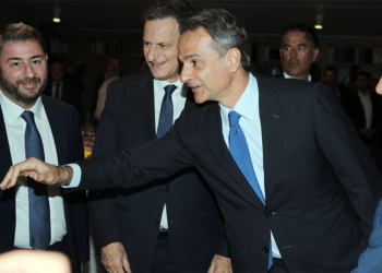 Πολιτικά μαγειρέματα σε γκρίζο φόντο