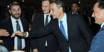 Πολιτικά μαγειρέματα σε γκρίζο φόντο