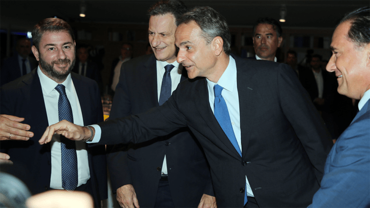 Πολιτικά μαγειρέματα σε γκρίζο φόντο