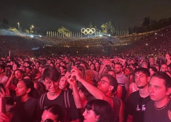«Σάμπως σακούλι κόκκινα ρόδια γεμάτο…»