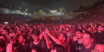 «Σάμπως σακούλι κόκκινα ρόδια γεμάτο…»