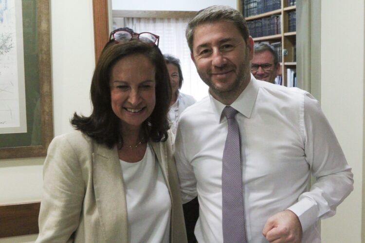 Με «εκσυγχρονιστική» σημιτική καρδιά η νέα φάση του ΠΑΣΟΚ