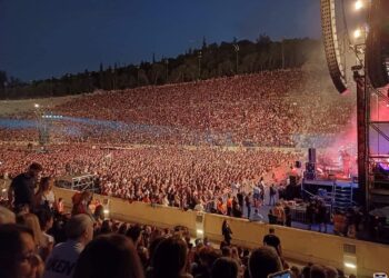 Συναυλία για τα Τέμπη στο Καλλιμάρμαρο: Μέγα πλήθος και μέγα πάθος και οργή