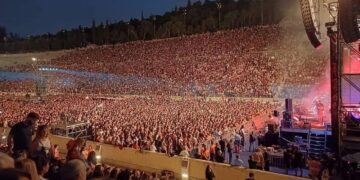 Συναυλία για τα Τέμπη στο Καλλιμάρμαρο: Μέγα πλήθος και μέγα πάθος και οργή