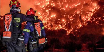 Φωτιά στην Κορινθία: «Εκκρεμότητα» με δύο νεκρούς και 70.000 καμένα στρέμματα