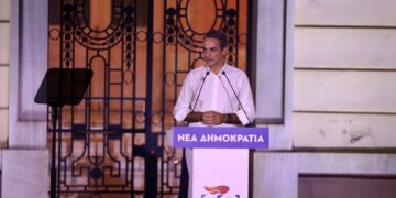 Απουσίες, «καρφιά» και βλέμματα στα Δεξιά